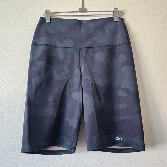 ALO Yoga Camo Athletic Shorts - Green - Picture 3 of 5